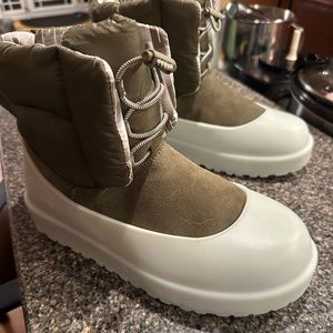Ugg boots, brand new, never used.